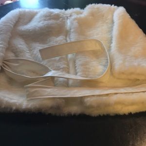 NWOT Large Women’s Soft White Furry Coat / Belt
